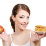 žena drží koláč a jablko - motivácia