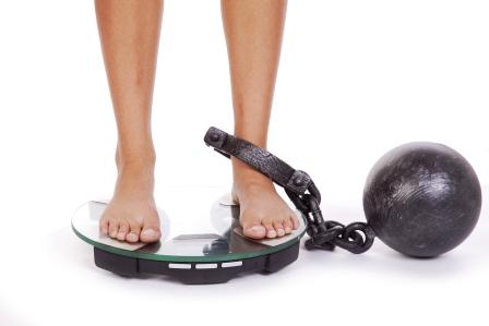 Ako schudnúť - žena stojí na váhe