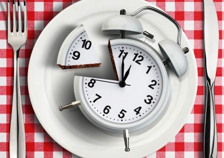 koncept správneho časovania jedál pri chudnutí - budík na tanieri