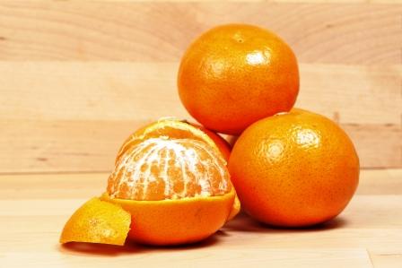 mandarinky na stole - celé i ošúpané