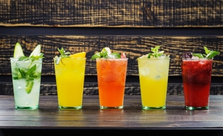 ovocné nápoje v pohároch pitný režim