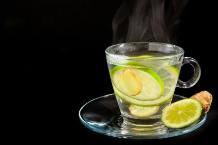 teplá voda s citrónom a zázvorom