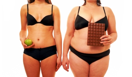 Tučná žena má čokoládu a chudá jej je príkladom ako schudnúť