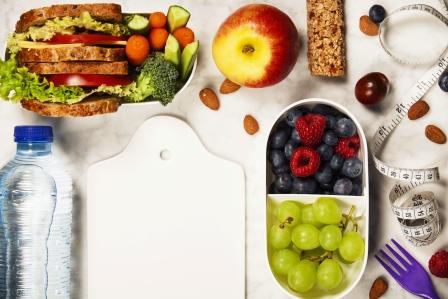 zdravá fitness strava - ovocie,cereálie, orechy, voda, sendvič, zelenina