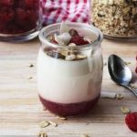 zdravé desiata - jogurt s granolou a malinami v pohári
