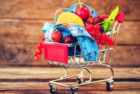 zdravé potraviny v nákupním košíku plánujte si hubnutí