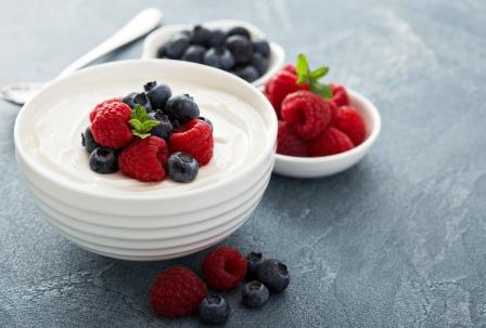 zdravý grécky jogurt s ovocím - čučoriedky a maliny