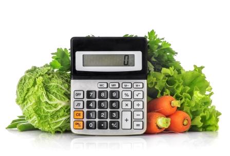 zelenina a kalkulačka na výpočet energetickej hodnoty potravín