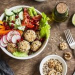 zeleninový šalát - koncept zdravej stravy a olovrantu počas chudnutia