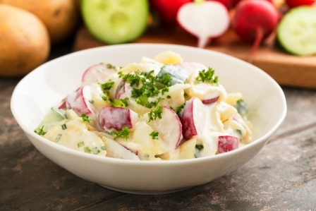zemiakový šalát s reďkovkami a uhorkami