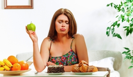 žena chce schudnúť a rozmýšľa nad jedlom