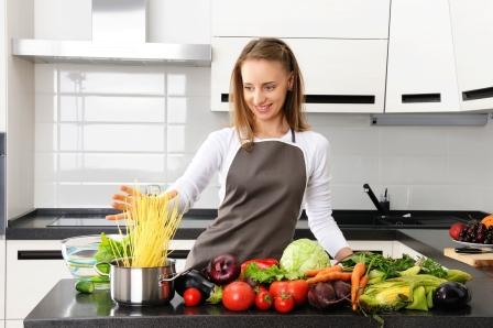 žena varí v modernej kuchyni zo zdravých potravín